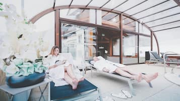 Una piscina techada, abierta desde las 08:00 hasta las 22:00, sombrillas