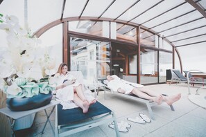 Piscine couverte, parasols de plage, chaises longues