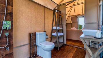 Luxury Tent | Bad | Dusj, regndusjhode, toalettartikler (inkludert) og håndklær