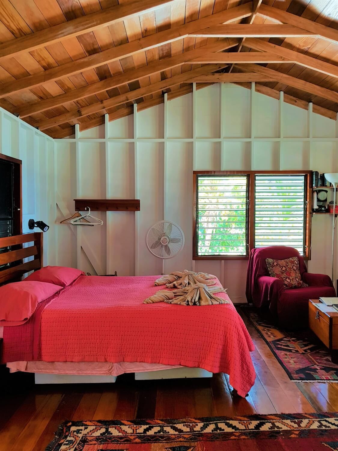 Tabla de planchar con plancha, wifi gratis y ropa de cama 