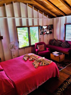 Iron/ironing board, free WiFi, bed sheets - Carolyns House (Caye Caulker)