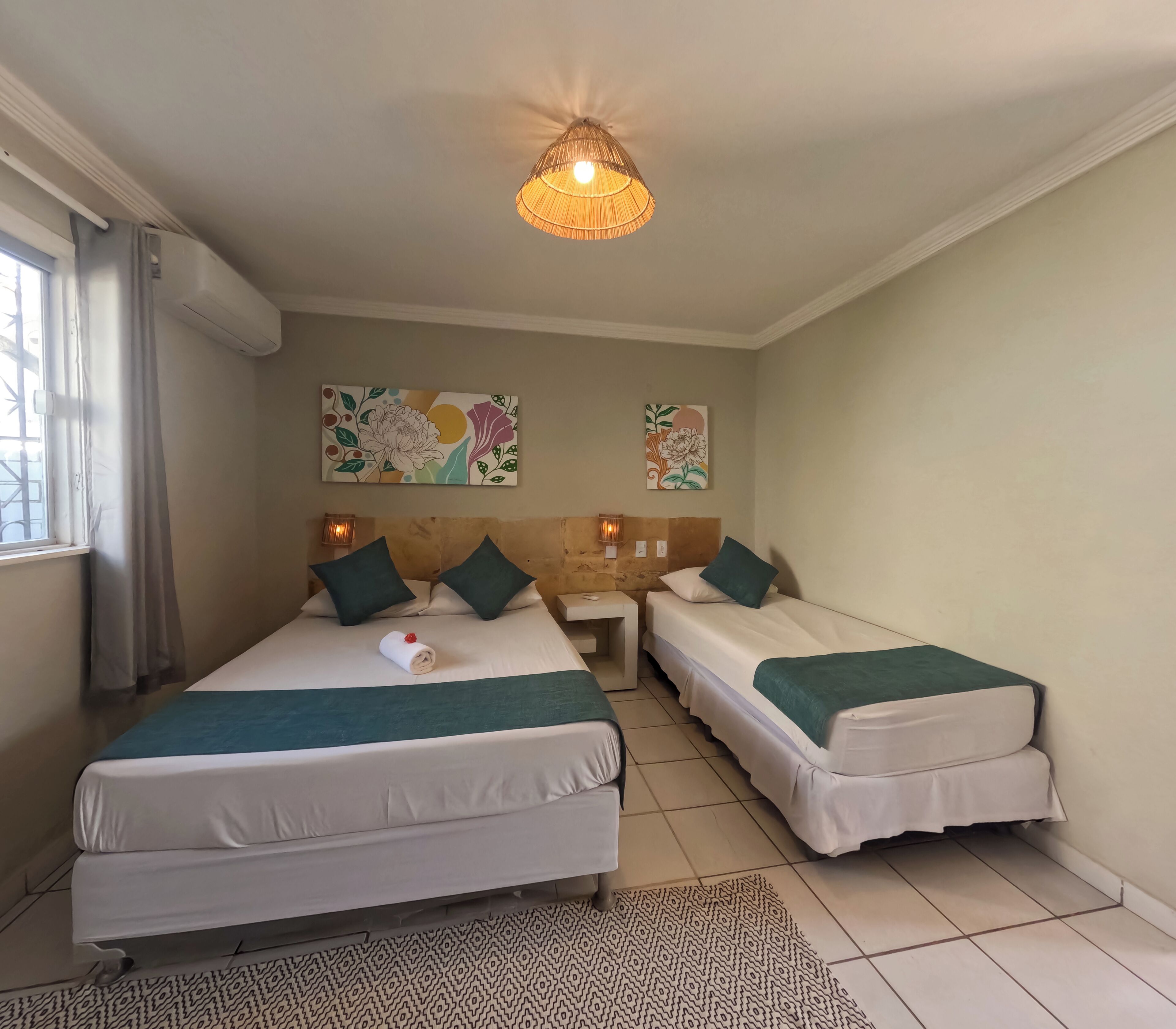 スーペリア トリプルルーム | ミニバー、客室ごとに異なるインテリア、遮光カーテン、WiFi (無料)