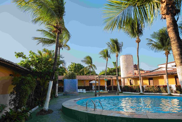 屋外プール、営業時間 8:00 ～ 20:00、サンラウンジャー