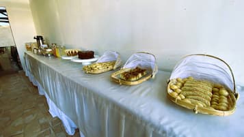 Café da manhã com buffet grátis todos os dias