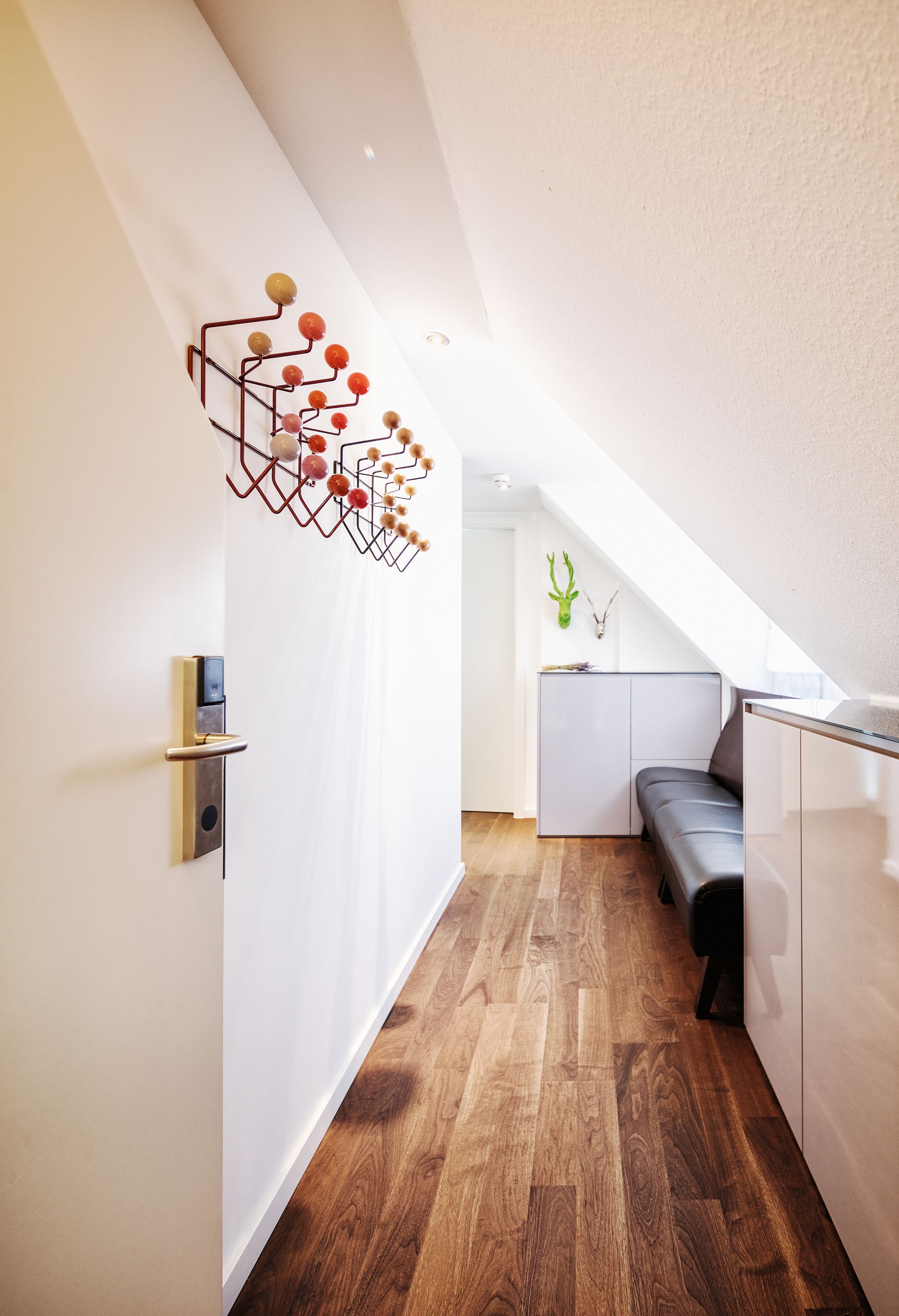 deluxe suite, lake view | living area | smart tv