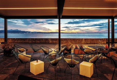 Se sirven cenas y cocina mediterránea