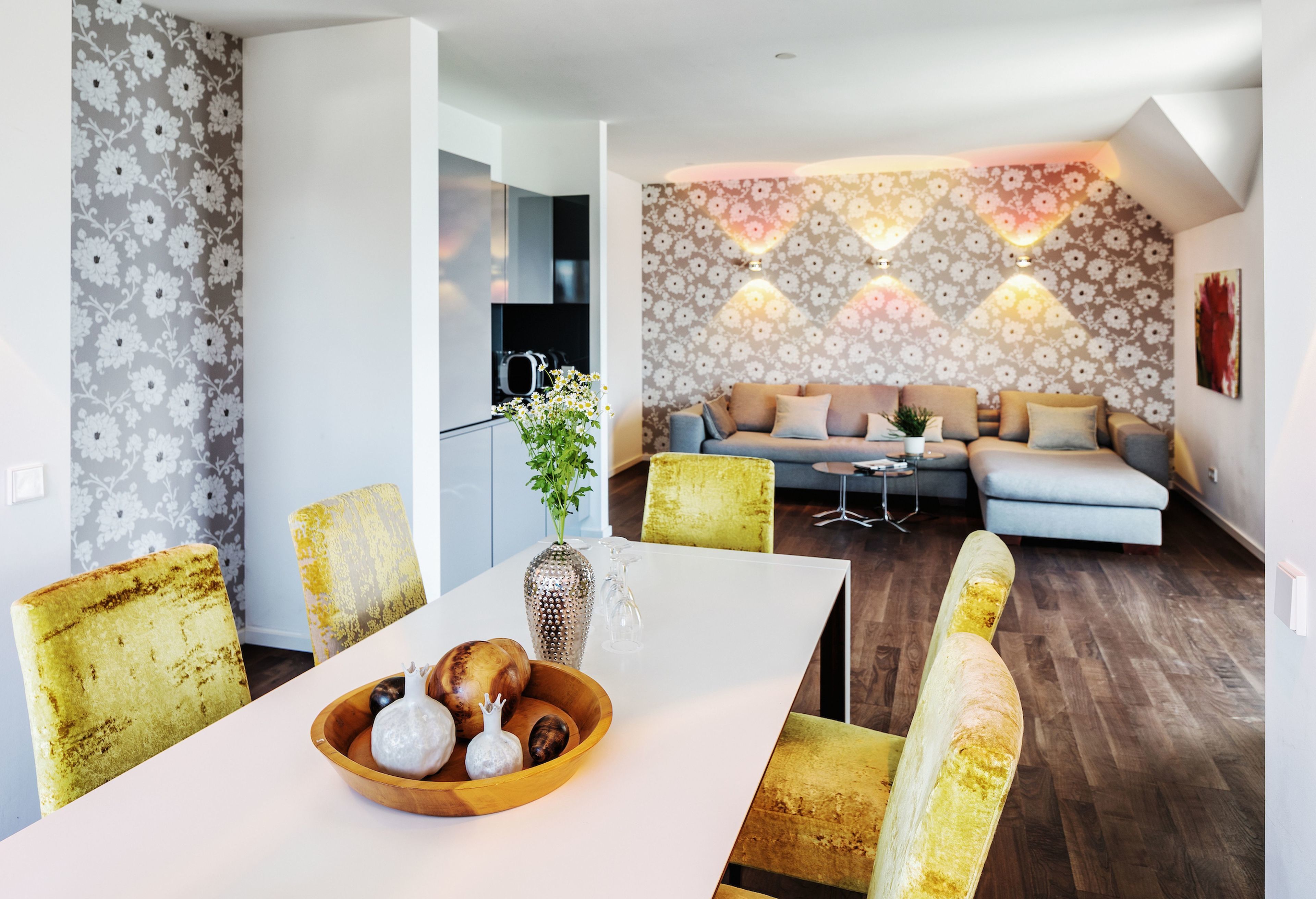 deluxe suite, lake view | living area | smart tv