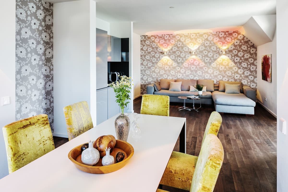 deluxe suite, lake view | living area | smart tv