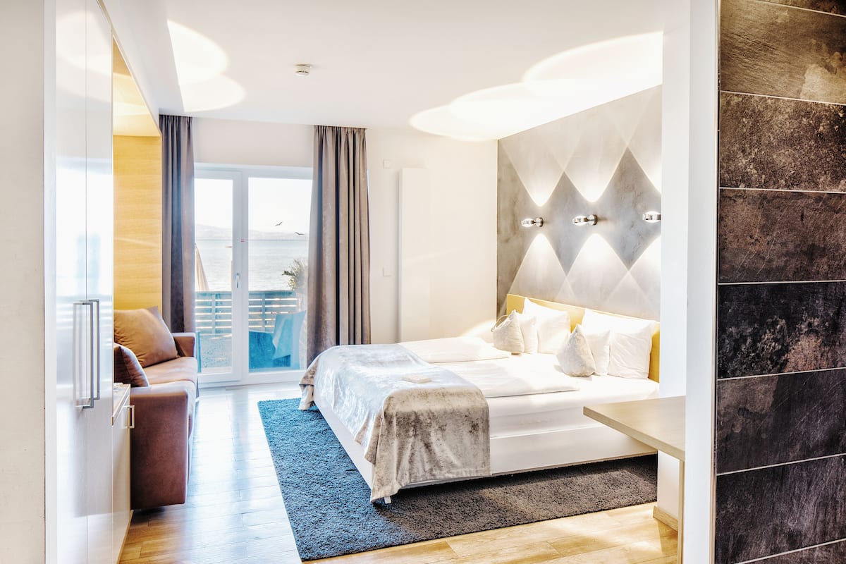 superior double room, partial lake view | 1 bedroom, hypo-allergenic bedding, minibar, in-room safe