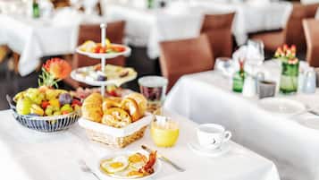 TĂ€gliches FrĂŒhstĂŒcksbuffet (35 EUR pro Person)