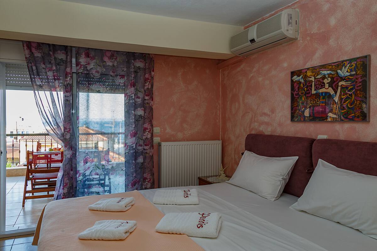 Triple Room, Multiple Beds, Non Smoking, Sea View | Iron/ironing board, rollaway beds, free WiFi, bed sheets