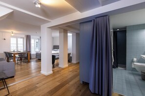 Un apartamento moderno con comedor, dos dormitorios y un baño.