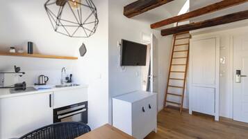 Condo (409) | Decoración personalizada, muebles diferentes y cortinas blackout