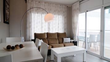 Apartamento, 2 habitaciones | Zona de estar | Una televisión de pantalla plana