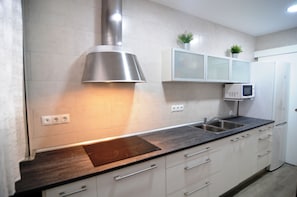 Apartment, 2 Bedrooms | Private kitchen | Full-sized fridge, microwave, oven, stovetop - HomeHolidaysRentals  Maritim V (Pineda de Mar)
