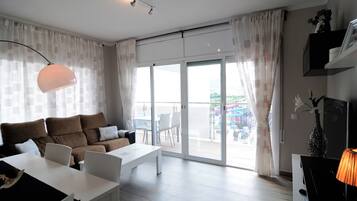 Apartamento, 2 habitaciones | Zona de estar | Una televisión de pantalla plana