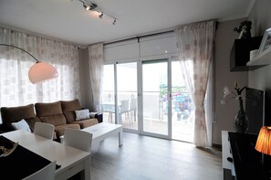 Apartament, 2 dormitoris | Sala d'estar | Televisor de pantalla plana