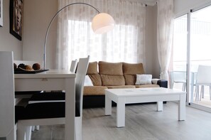 Leilighet, 2 soverom | Oppholdsområde | Flatskjerm-TV