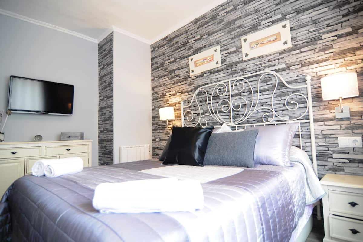Apartment, 2 Bedrooms | 2 bedrooms, cribs/infant beds, bed sheets