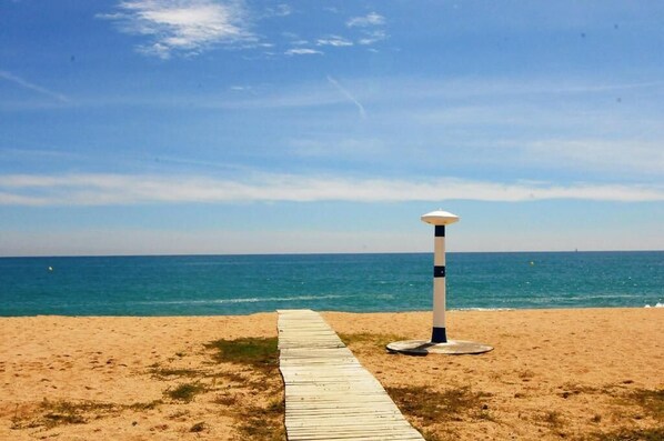 Platja a a prop i 3 bars a la platja