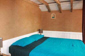 Chalet (Sous les Pommiers) | Individually decorated, individually furnished, cots/infant beds - Ecolodge la Belle Verte (Saint-M'Herve)