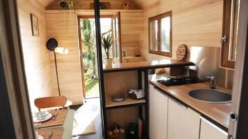 Studio | Private kitchen | Fridge, stovetop, coffee/tea maker, cookware/dishes/utensils