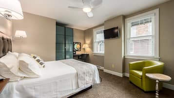 Classic Room, 1 Queen Bed, Private Bathroom (Chicago Room)