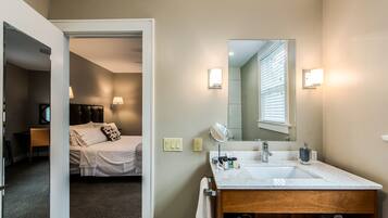 Classic Room, 1 Queen Bed, Private Bathroom, Ground Floor (San Francisco Room) | Premium bedding, individually decorated, individually furnished, desk