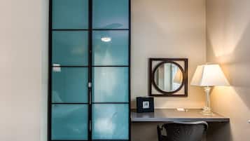 Habitació clàssica, 1 llit de matrimoni, bany privat (Chicago Room) | Roba de llit d'alta qualitat i decoració individual