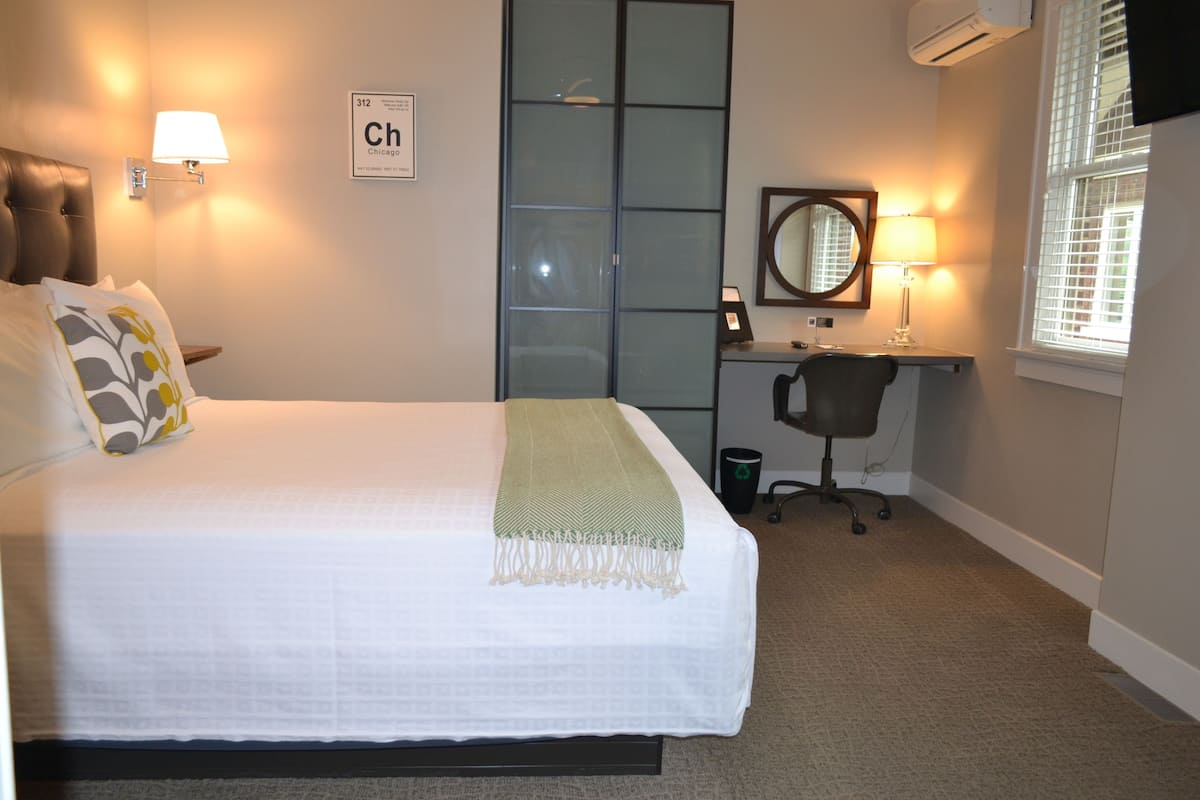 Premium bedding, desk, iron/ironing board, free WiFi