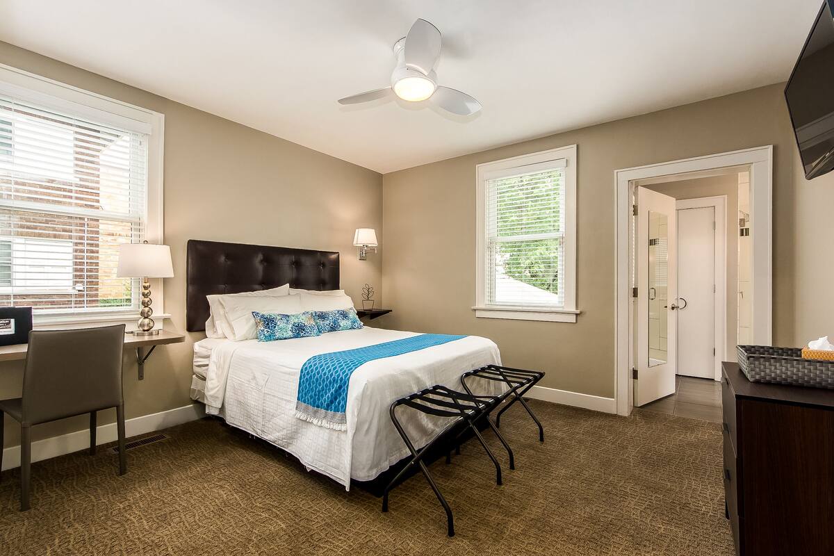 Premium bedding, desk, iron/ironing board, free WiFi