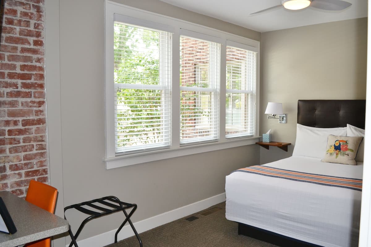 Premium bedding, desk, iron/ironing board, free WiFi