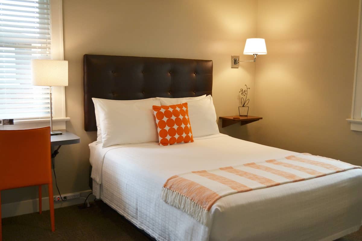Premium bedding, desk, iron/ironing board, free WiFi