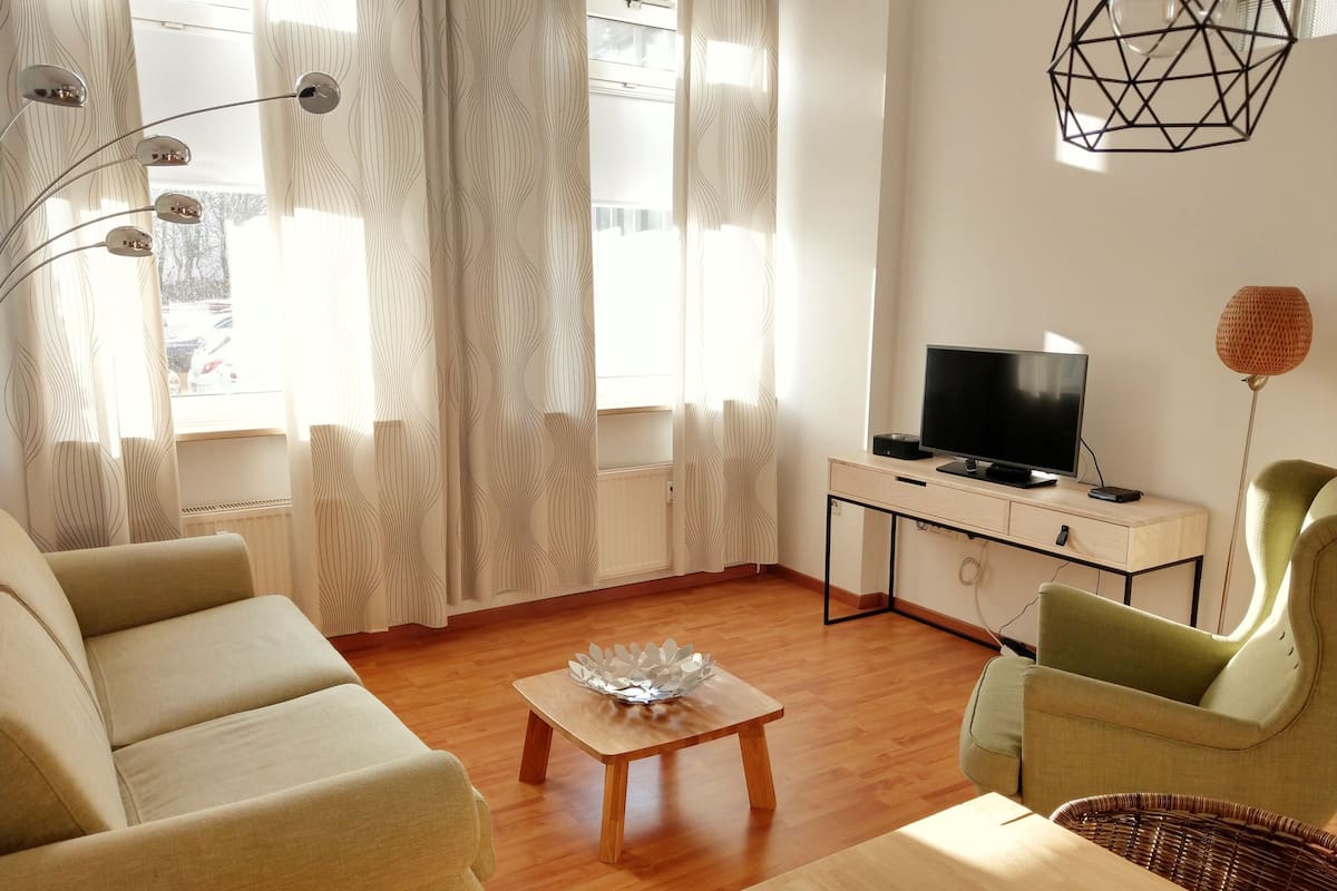 Condo, 1 habitación | Área de sala de estar | Televisión de pantalla plana de 32 pulgadas con canales vía satélite
