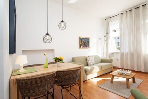 Apartamento, 1 habitación | Zona de estar | Televisión de pantalla plana de 32 pulgadas con canales por satélite