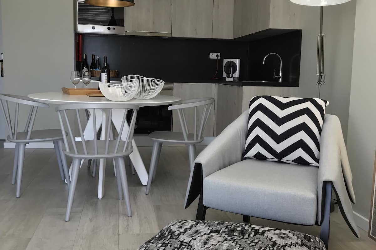 apartment, sea view (grey) | private kitchenette | fridge, microwave, oven, stovetop