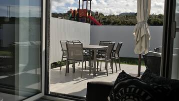 Appartamento, vista montagna (Olive Green) | Area soggiorno | TV a schermo piatto 47 pollici con canali via cavo