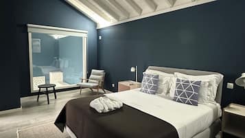 2 bedrooms, hypo-allergenic bedding, minibar, in-room safe