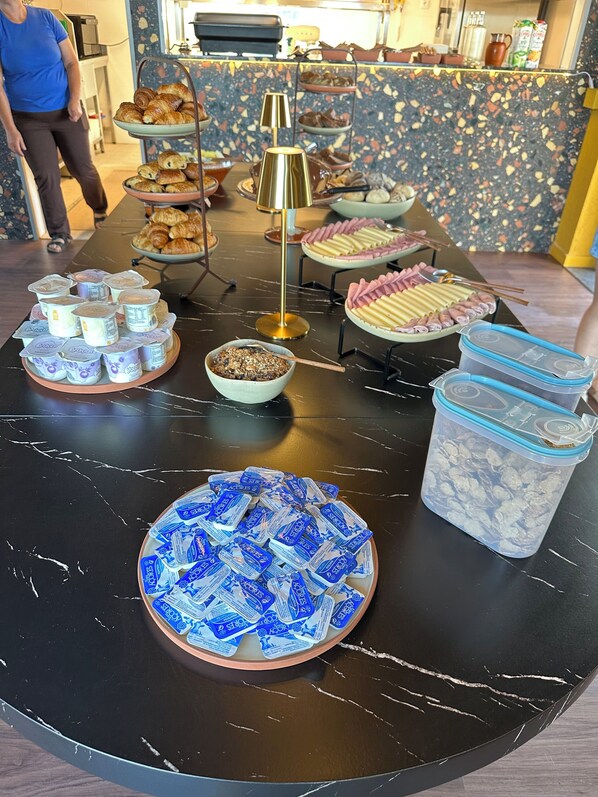 Café da manhã com buffet grátis todos os dias