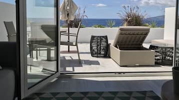 Apartamento, vista para o mar (Ocean Blue) | Área de estar | TV de tela plana 47 polegadas com canais a cabo