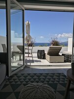 アパートメント シービュー (Ocean Blue) | リビング エリア | 47 インチの薄型テレビ (ケーブル放送視聴可)