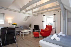 Estudio, 1 cama doble con sofá cama | Zona de estar | Una televisión de pantalla plana