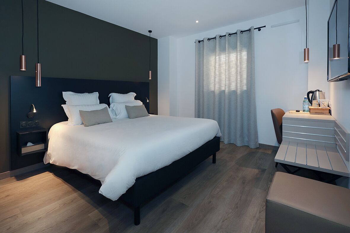 comfort double room | desk, soundproofing, free cots/infant beds, free wifi