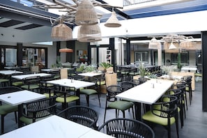 Petit déjeuner, déjeuner et dîner servis sur place