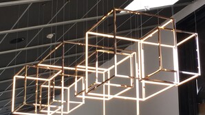 Geometrinen valo-installaatio, jossa on useita toisiinsa yhdistettyjä kuutioita.