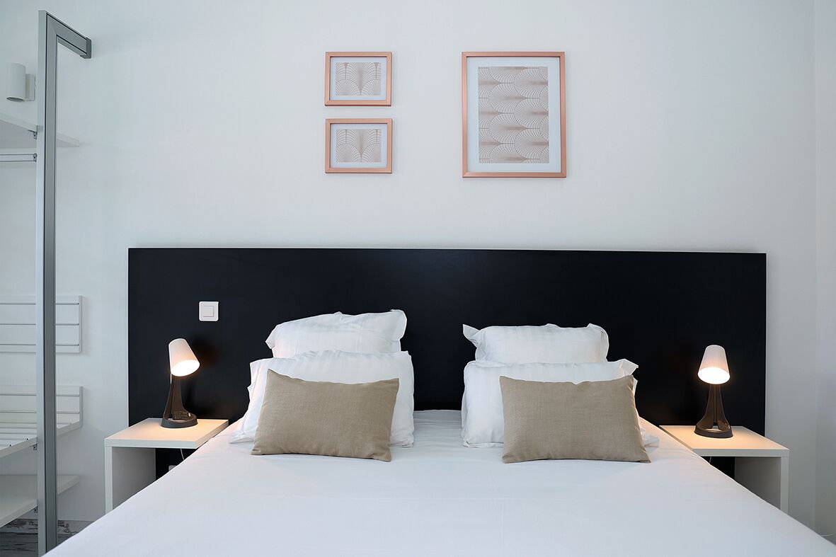 patio room | desk, soundproofing, free cots/infant beds, free wifi