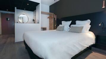 Comfort Double Room | Desk, soundproofing, free cribs/infant beds, free WiFi