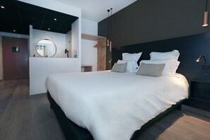 Comfort Double Room | Desk, soundproofing, free cribs/infant beds, free WiFi - Hôtel Restaurant Le Nelio (Aix-en-Provence)