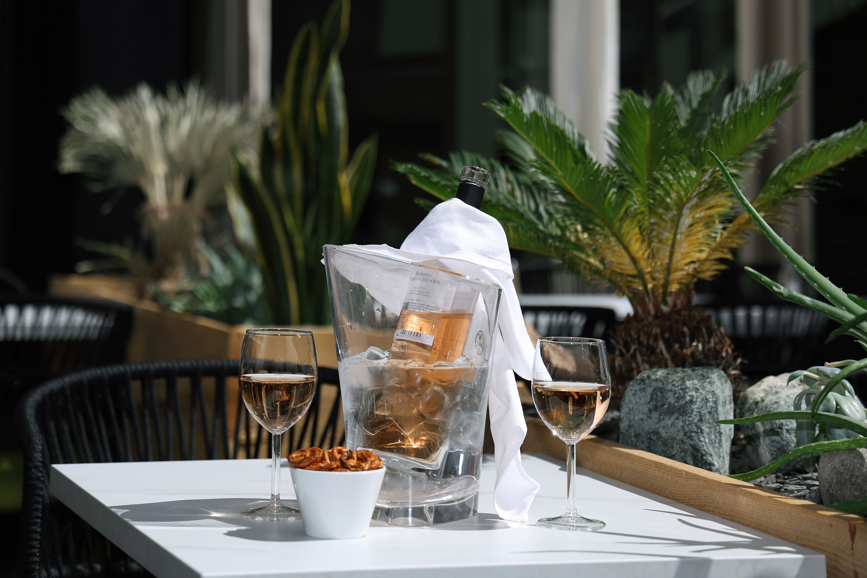 breakfast, lunch and dinner served