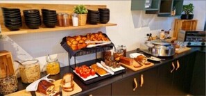 Daily buffet breakfast for a fee - Hôtel Restaurant Le Nelio (Aix-en-Provence)